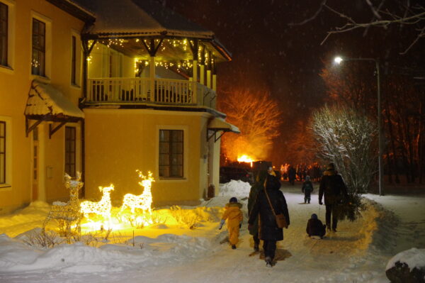 Inimesed teel Muuseumi platsile