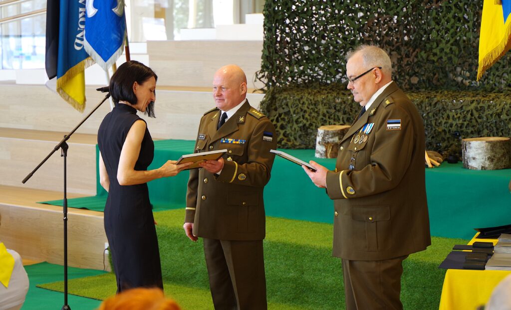 Keiu Valge saab tänukirja Keila malevkonna pealik Aivo Traksilt