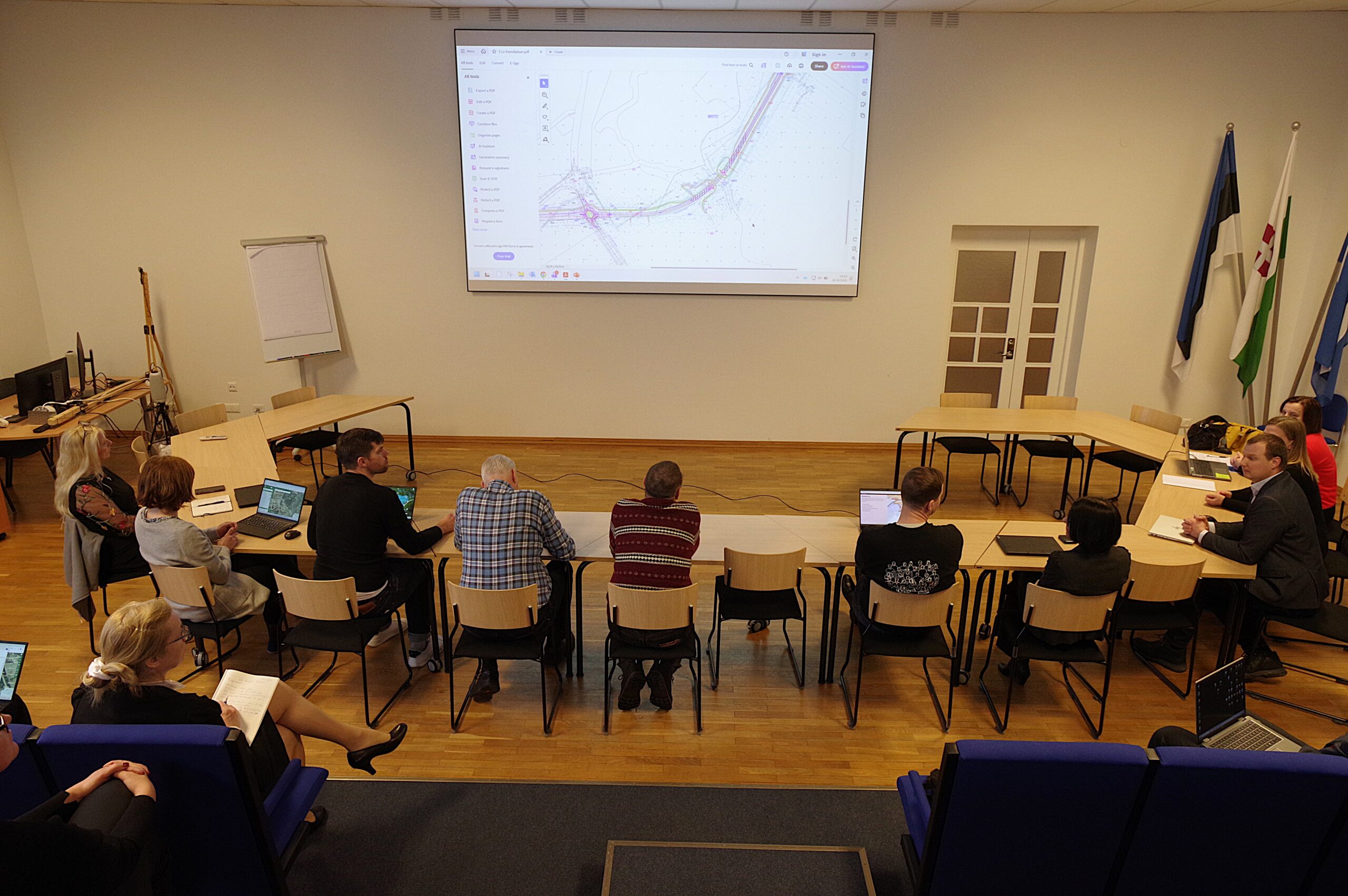 Koosolek linnavalitsuse saalis