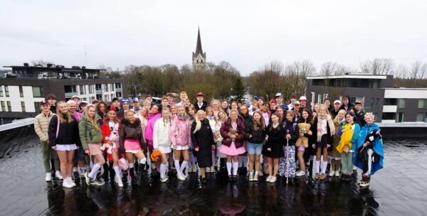 Abiturientide ühispilt linnavalitsuse katusel