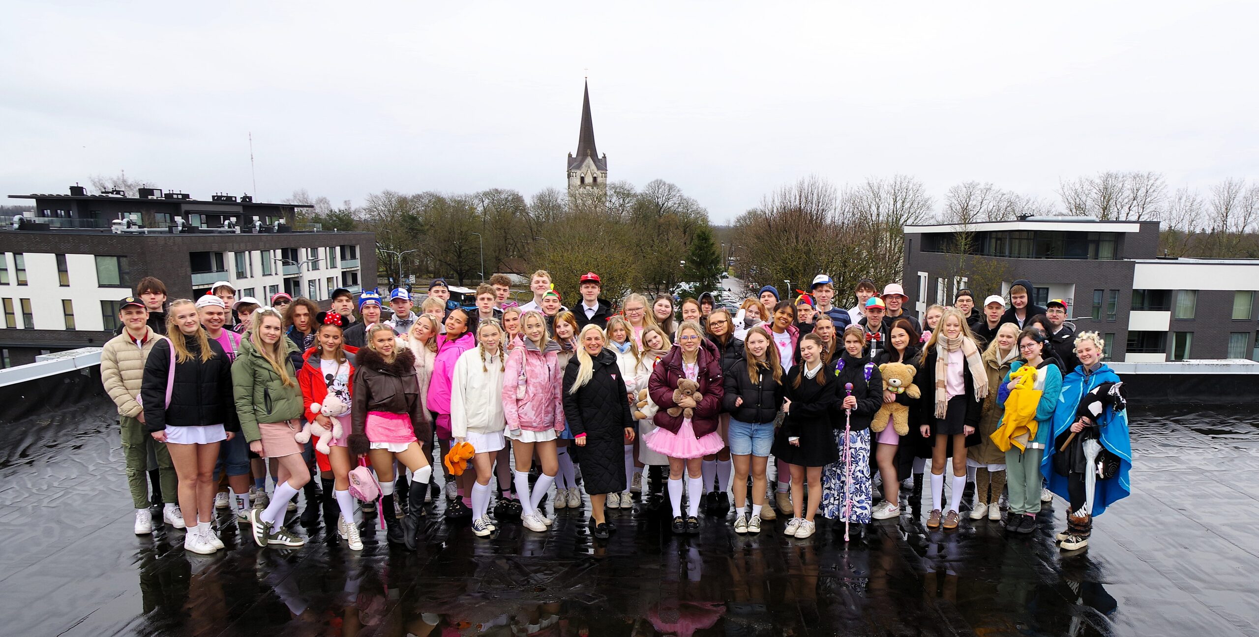 Abiturientide ühispilt linnavalitsuse katusel