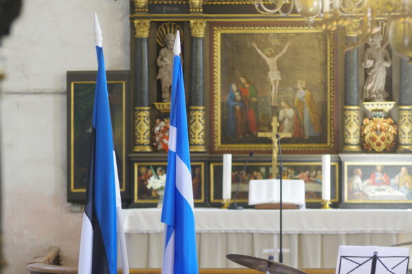 Keila ja Eesti lipp Miikaeli kiriku altari ees