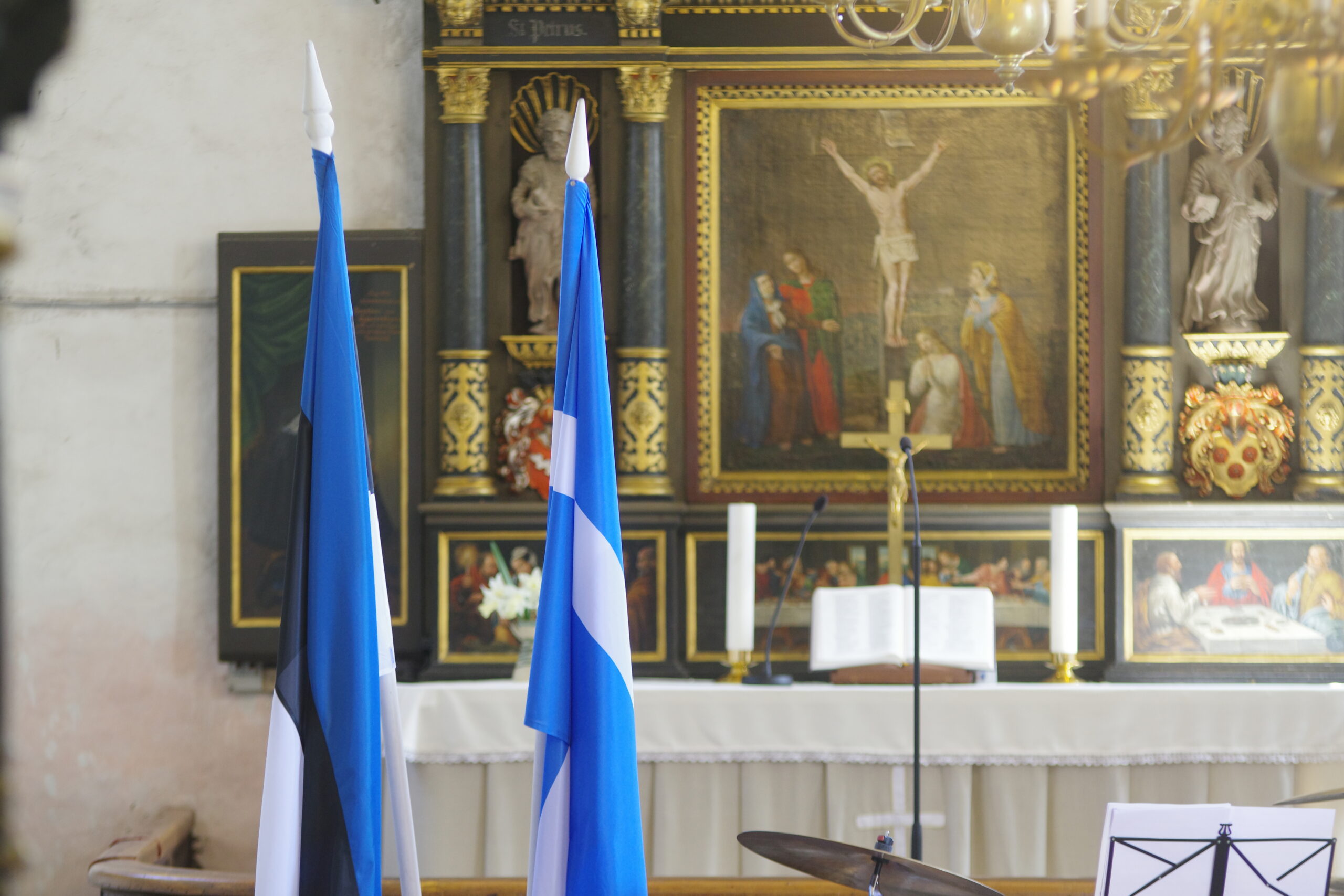 Keila ja Eesti lipp Miikaeli kiriku altari ees